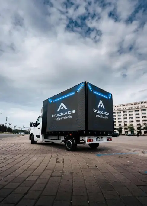 De la afișe tradiționale la ecrane LED mobile cu ajutorul TruckAds