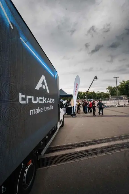 Evoluția panourilor publicitare: de la afișe tradiționale la ecrane LED mobile