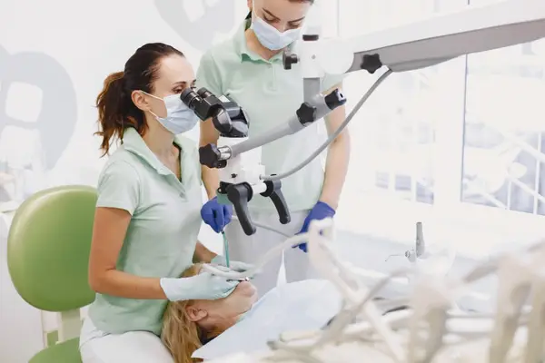 Cum îmbunătățește microscopul endodontic succesul pe termen lung al tratamentelor dentare