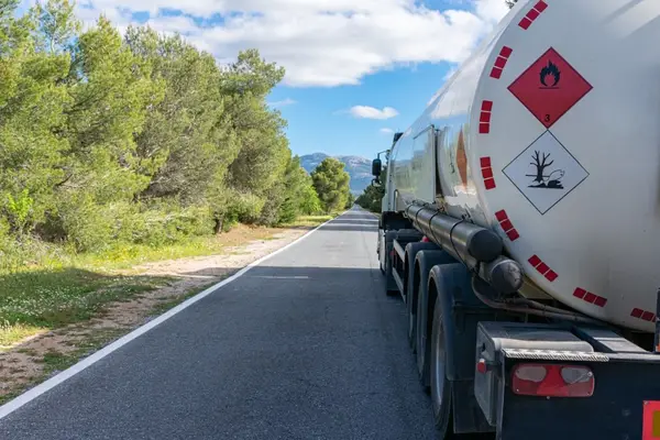 Importanța verificării conformității transportatorilor de marfă ADR: criterii și proces