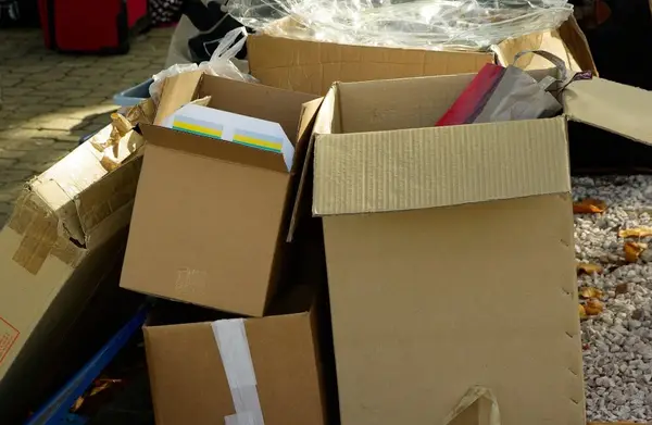 Beneficiile cutiilor de carton: de ce sunt alegerea perfectă pentru colete sau depozitare