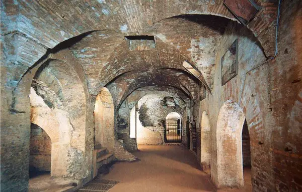 Catacombele creștine din Roma: lumină în întuneric și refugiu al credinței