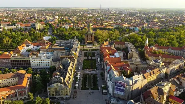 Închiriere auto vs. taxi vs. ride-sharing în Timișoara: care este cea mai bună opțiune pentru tine?