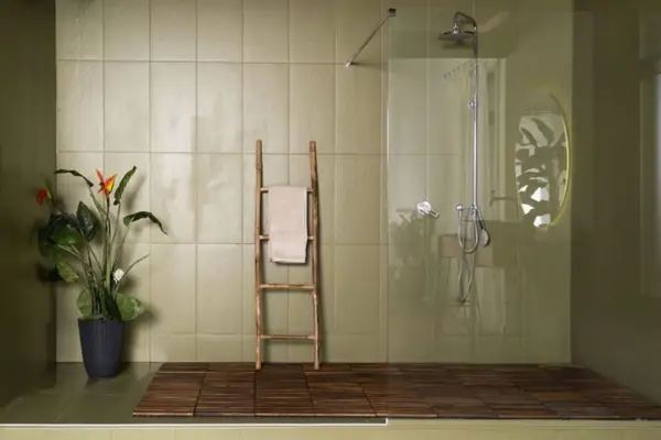 Cum amenajezi un dus modern freestanding in baie