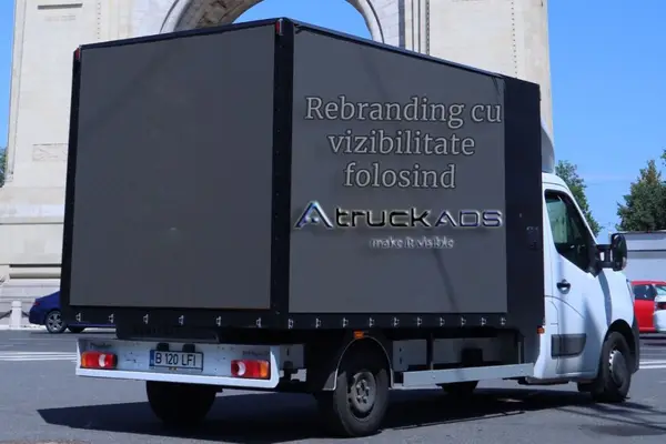 Rebranding cu vizibilitate: cum îți repoziționezi brandul folosind publicitatea outdoor digitală