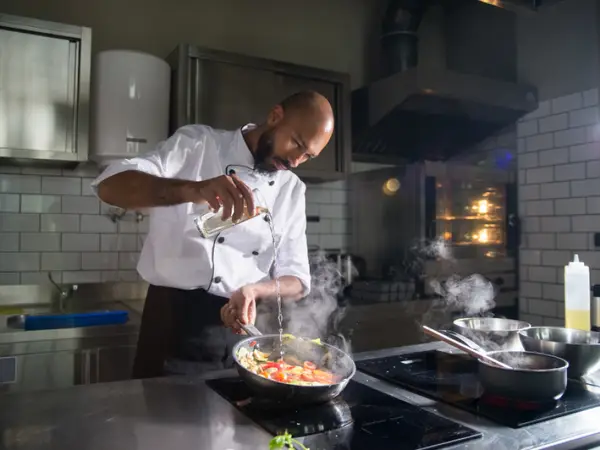 Amenajarea bucătăriei sau a unui mic spațiu comercial: echipamente frigorifice recomandate