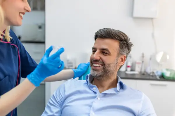 Beneficiile aparatului dentar transparent fix din safir pentru adulți