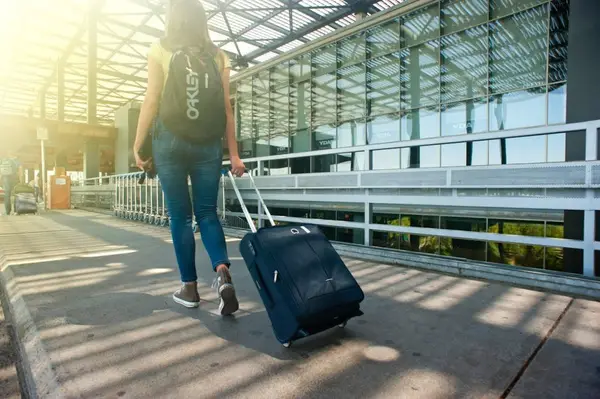Pleci în vacanță? Iată cum să-ți organizezi parcarea la aeroport fără bătăi de cap!