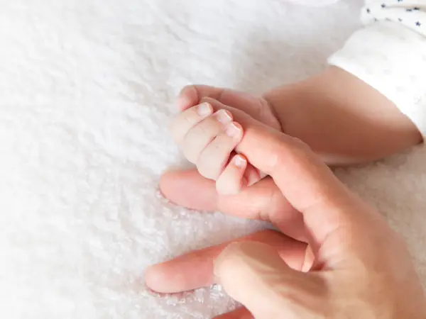 Primele semne ale sarcinii și pregătirile esențiale pentru venirea pe lume a copilului