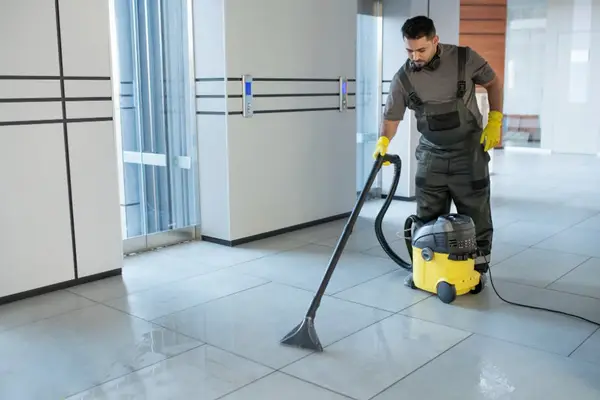 Cum alegem o firmă de curățenie pentru hale industriale și spații comerciale?