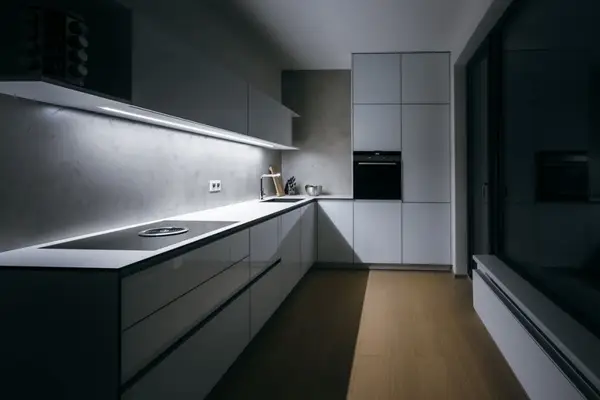 Inovații în iluminatul interior: utilizarea profilelor de bandă LED pentru economisirea spațiului