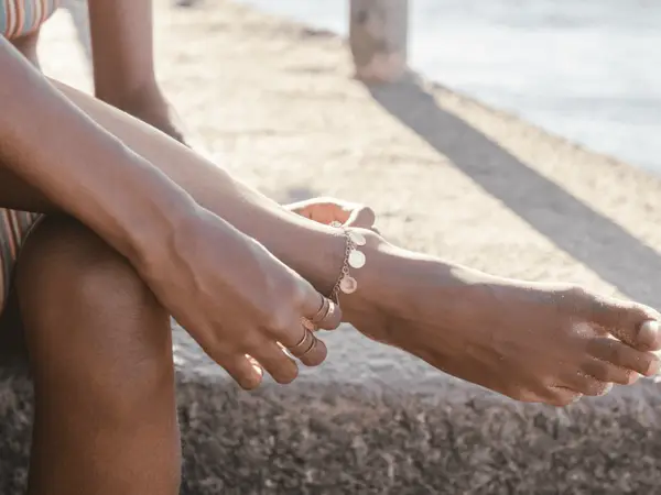 Feminine, fine și strălucitoare: brățările de picior din aur completează orice outfit