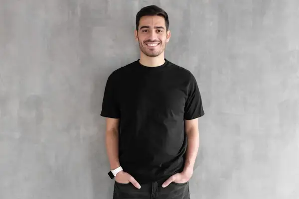 Tricoul negru: piesa clasică și elegantă în orice ținută