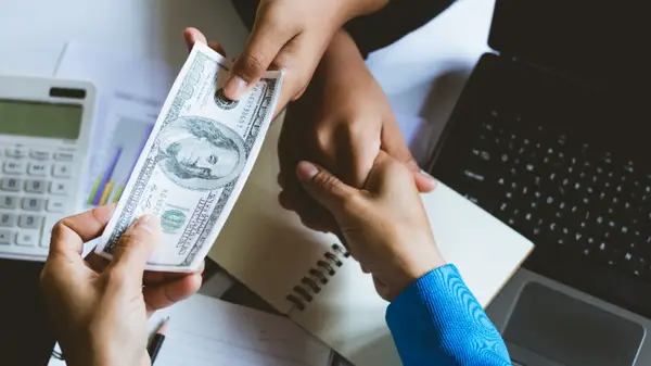 Creditele nebancare fără dobândă, o soluție inteligentă pentru nevoi imediate și fără costuri ascunse