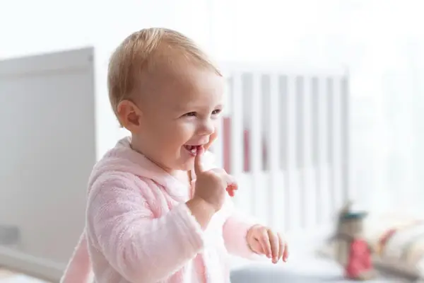 5 semne că micuțul tău are nevoie de o jucărie de dentiție