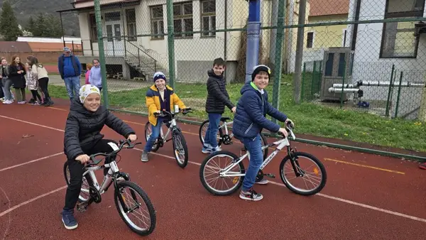 Peste 700 de copii și adulți din vestul țării folosesc bicicletele oferite prin Biciteca RO Bike - biblioteca de biciclete