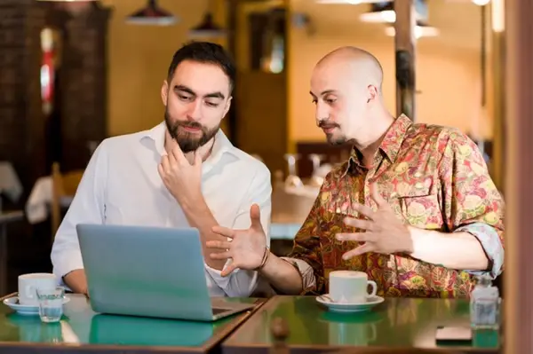 Psihologia jucătorilor: de ce aleg oamenii cazinourile online vs. cele tradiționale