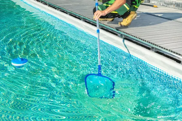 Ce tratamente trebuie să faci săptămânal pentru o piscină curată
