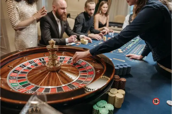 Cum asigură cazinourile rezultate aleatorii la învârtirea roții de ruletă