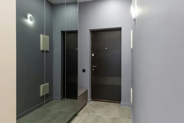 Cum să alegi o ușă de exterior potrivită pentru casa ta: factori de luat în considerare