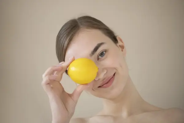 3 suplimente Calivita care ajută pielea uscată și deshidratată