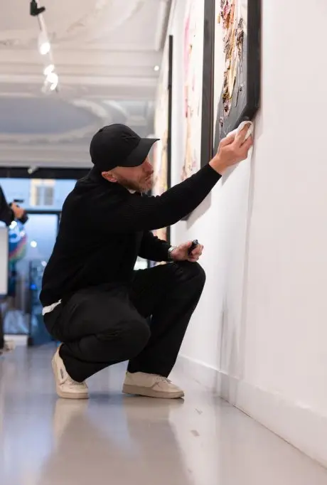 Un artist român într-un circuit exclusivist: Vladinsky și noua logică a exportului cultural