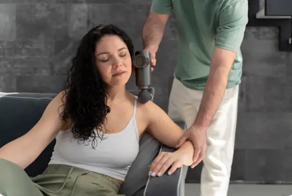 Când tensiunea din corp nu mai dispare, masajul terapeutic devine recomandarea specialiștilor Kinetic Impact