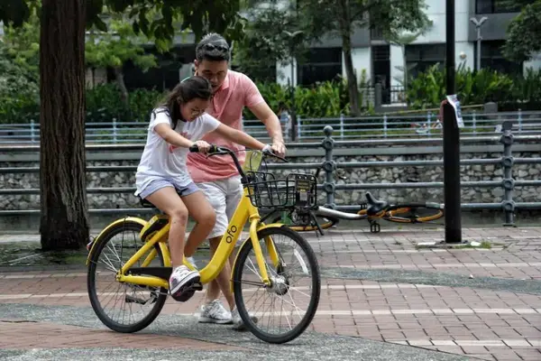 Cum îl înveți pe copil să meargă pe bicicletă: pași simpli și sfaturi utile pentru părinți