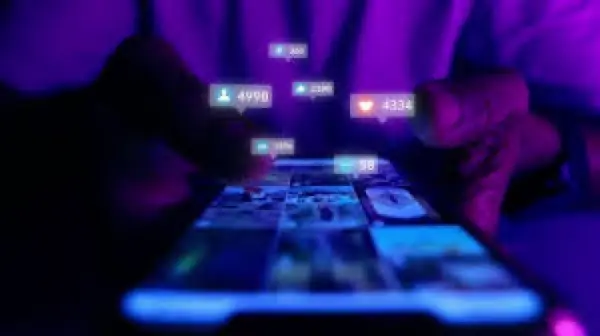 Conectat(ă) la toți, dar rupt(ă) de tine: cum ecranele îți ”fură”, pe nesimțite, viața reală