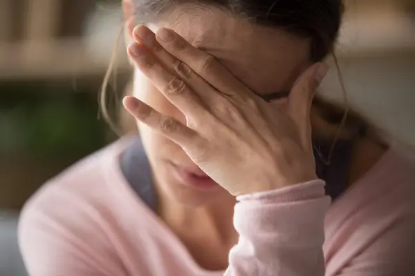 Anxietatea care nu se vede: de ce pari puternic, dar te simți epuizat