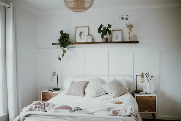 Design minimalist: cum să integrezi un pat metalic în dormitor