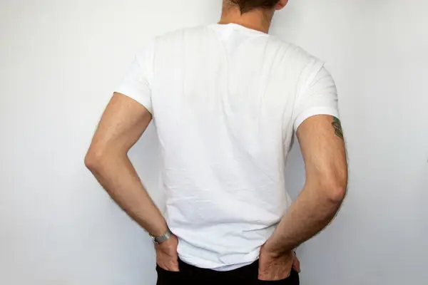 Trenduri 2026 în moda masculină: reinterpretarea clasicului tricou alb