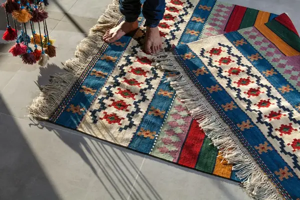 O atmosferă diferită în living începe cu folosirea inteligentă a acestor textile