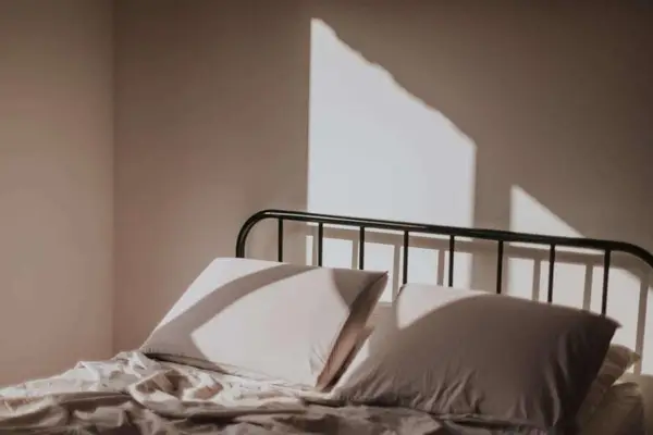 De ce să optezi pentru un pat cu cadru metalic într-un dormitor modern