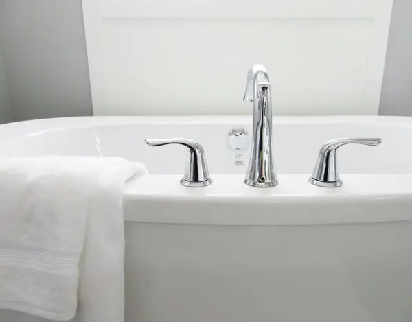 Transformă-ți baia într-un spa acasă, sfaturi și trucuri esențiale