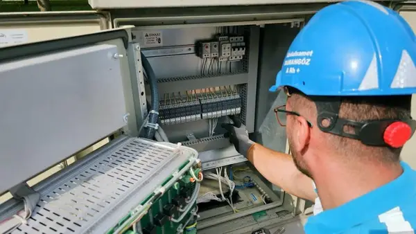 Comparația între siguranțele automate rezidențiale și industriale: caracteristici esențiale și utilizări