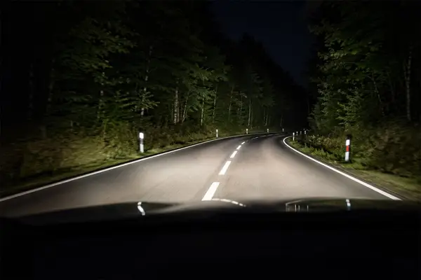 Siguranța pe timp de noapte începe cu farurile: ce trebuie să știe orice șofer