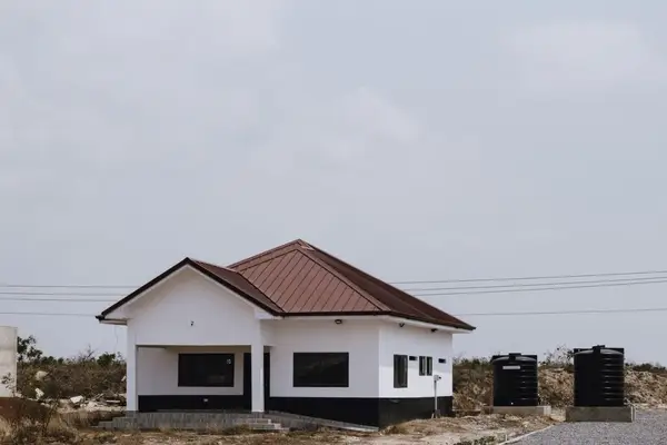 Acoperișul potrivit pentru casa ta: cum alegi între tablă cutată, țiglă metalică, beton, ceramică și șindrilă bituminoasă