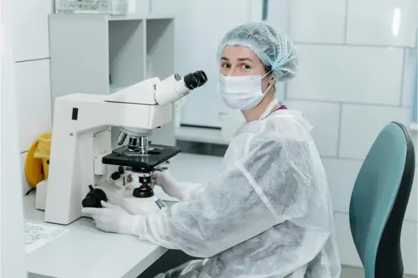 Aprovizionarea laboratoarelor de analize: cum aleg specialiștii consumabilele de bază