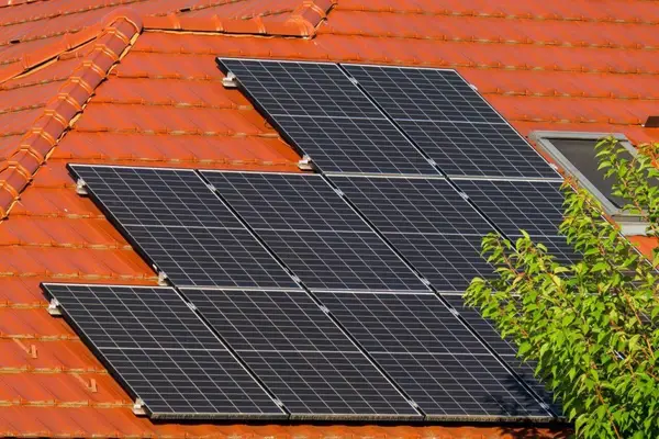 Panouri fotovoltaice pentru locuință: ce trebuie să știi înainte să investești într-un sistem fotovoltaic pentru casă