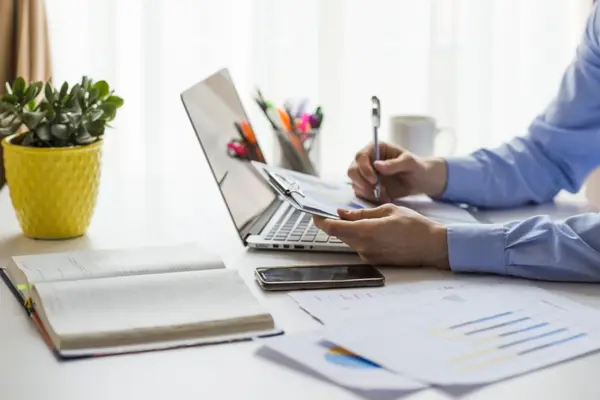 Advertoriale SEO în 2026: cum publici în peste 3.000 de site-uri fără să negociezi cu fiecare redacție