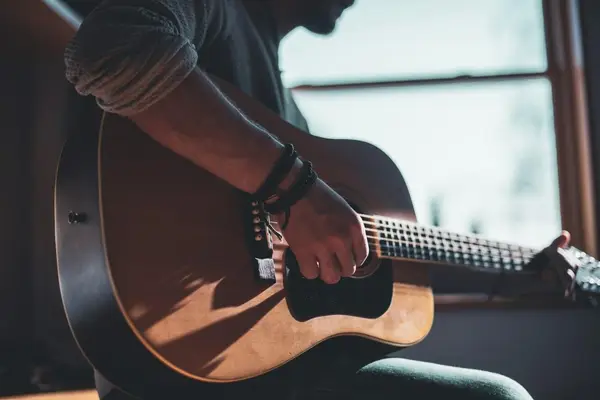 Prima ta chitară acustică: cum alegi un model prietenos cu începătorii