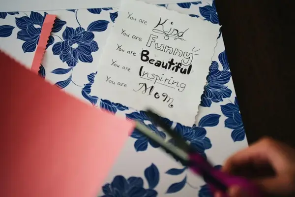 Cum faci o felicitare să nu pară luată din mall? Adaugă-i un detaliu pe care nu-l poate printa nimeni