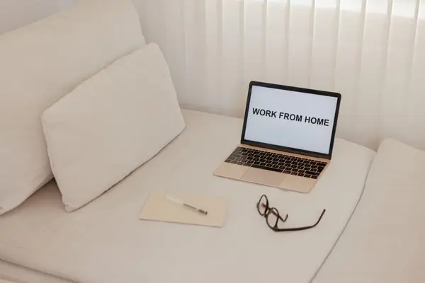 Setup-ul perfect pentru work from home: cum să reduci durerile de ochi când stai 8 ore la laptop folosind lumina de fundal