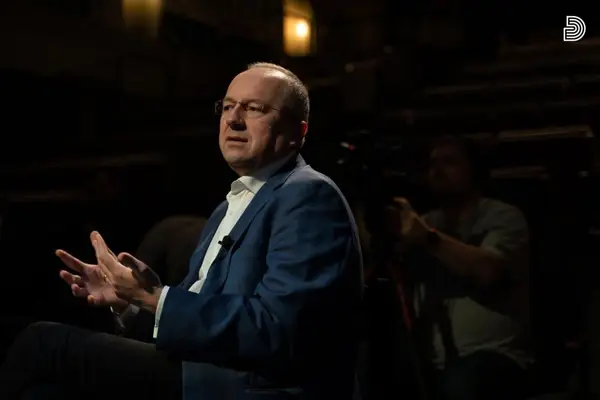 Lucian Vărșăndan se retrage de la conducerea Teatrului German de Stat Timișoara începând cu 1 septembrie 2026