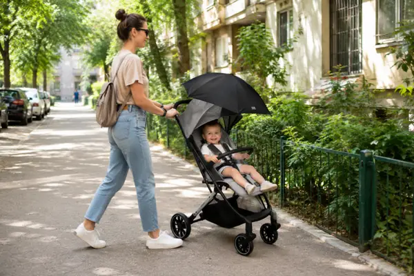 Plimbări de vară cu bebelușul: cum îi protejezi pielea de soare