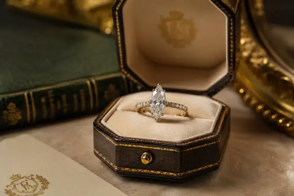 Inel de logodnă piatră pătrată Emerald Castelo