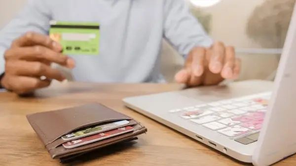 Credit online vs bancă. Finanțarea online merită doar când viteza nu ascunde costul