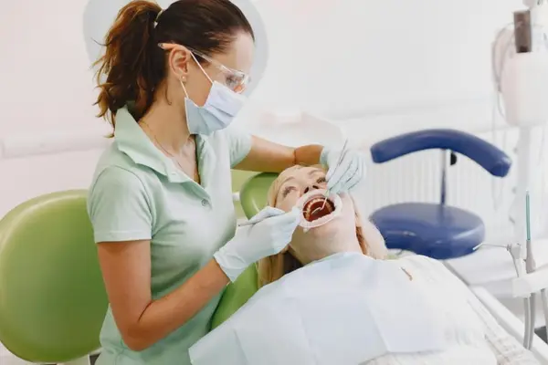 Implant dentar: de ce CBCT-ul poate schimba planul de tratament înainte de intervenție