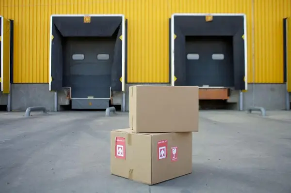 Un hub logistic câștigă timp când fiecare palet are destinația clară